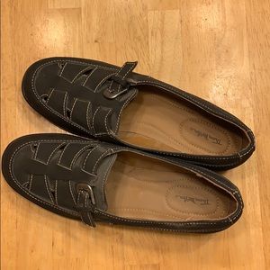 Thom McAn black buckle shoes